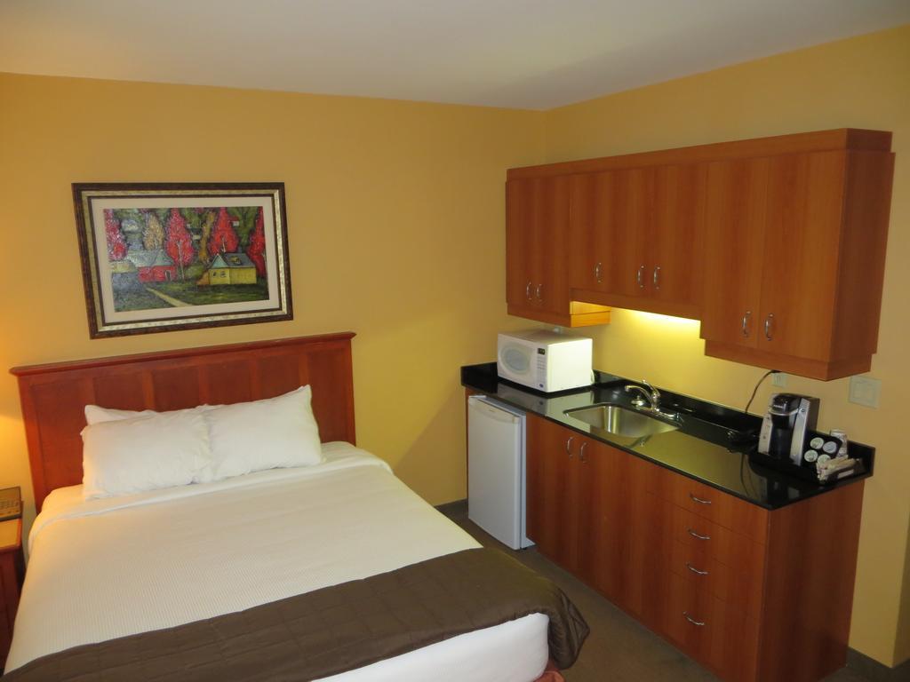 Hotel St-Bernard Saint-Bernard-de-Lacolle Zimmer foto