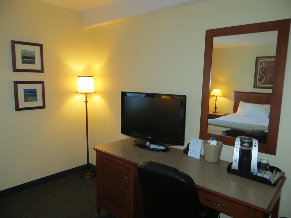 Hotel St-Bernard Saint-Bernard-de-Lacolle Zimmer foto