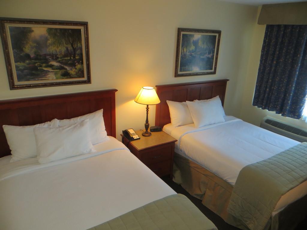 Hotel St-Bernard Saint-Bernard-de-Lacolle Zimmer foto