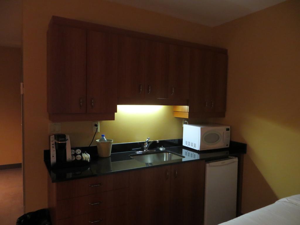 Hotel St-Bernard Saint-Bernard-de-Lacolle Zimmer foto