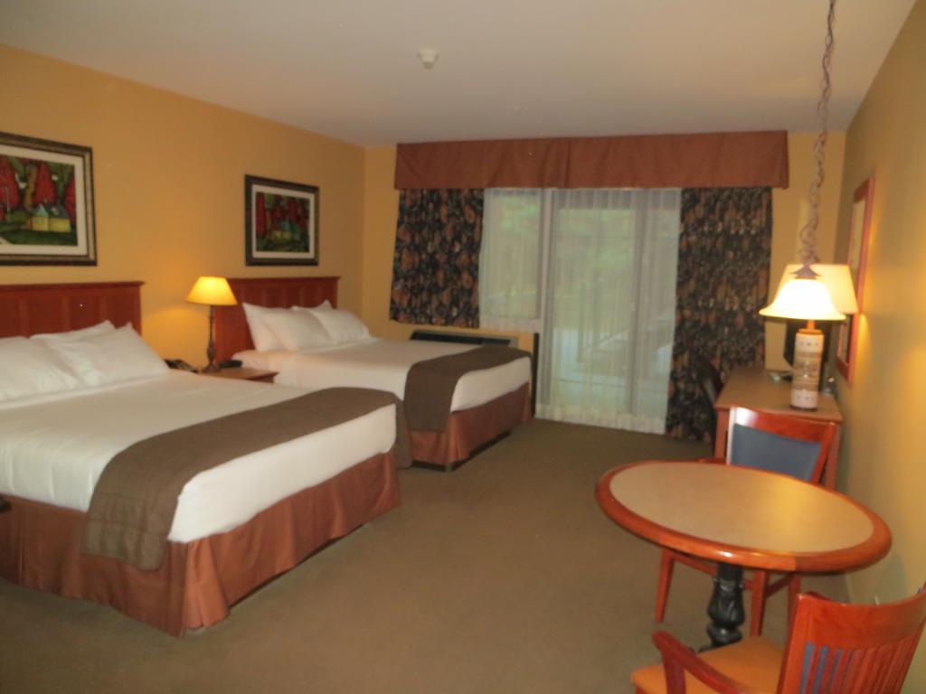 Hotel St-Bernard Saint-Bernard-de-Lacolle Zimmer foto