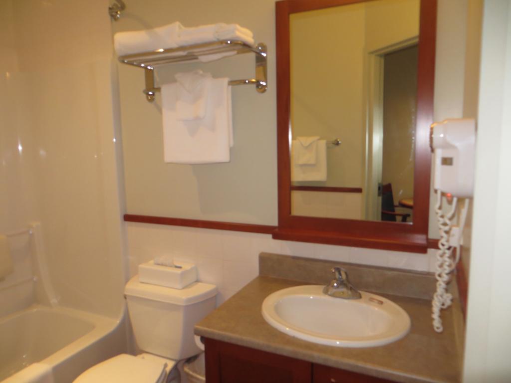 Hotel St-Bernard Saint-Bernard-de-Lacolle Zimmer foto