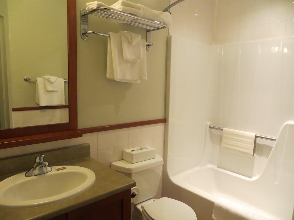 Hotel St-Bernard Saint-Bernard-de-Lacolle Zimmer foto