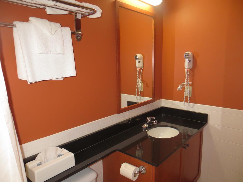 Hotel St-Bernard Saint-Bernard-de-Lacolle Zimmer foto