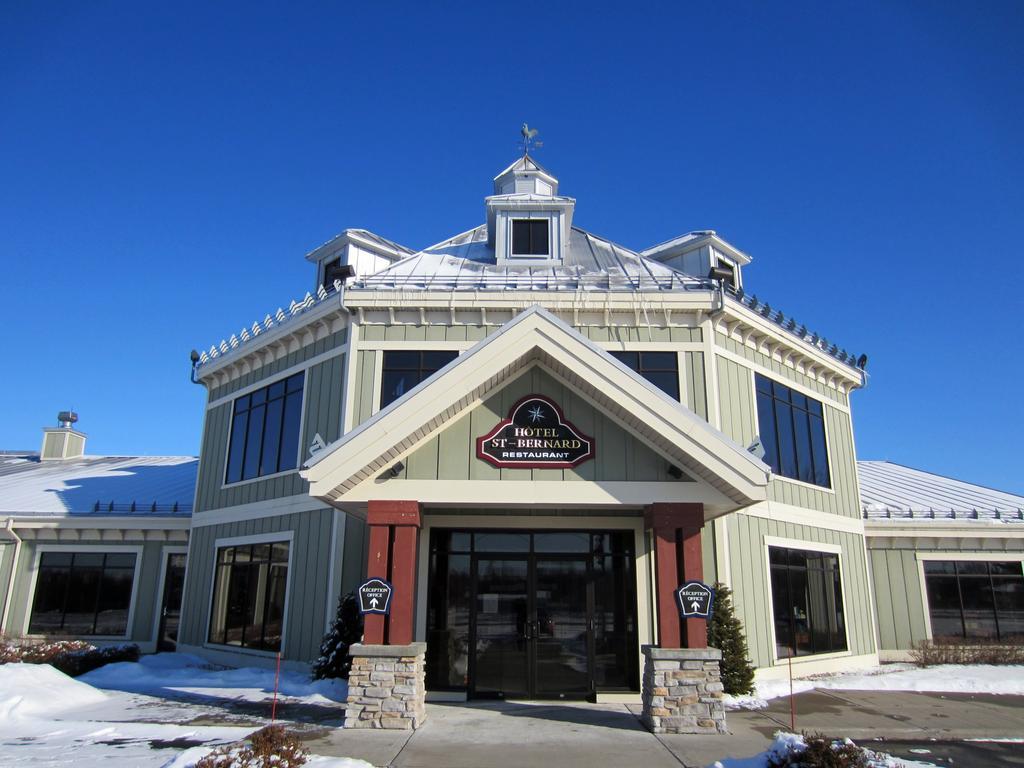 Hotel St-Bernard Saint-Bernard-de-Lacolle Exterior foto